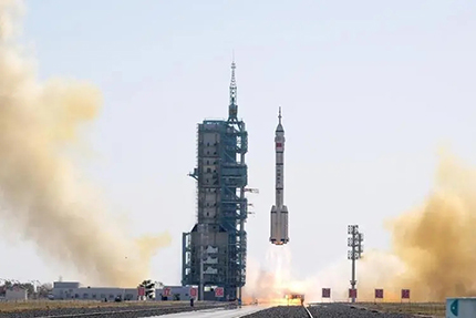神舟十七號(hào)載人飛船于2023年10月26日11時(shí)13分從酒泉衛(wèi)星發(fā)射中心成功升空。這一重大事件標(biāo)志著我們中國航天事業(yè)邁向了新的里程碑，再次向全世界展示了中國在航天領(lǐng)域的強(qiáng)大實(shí)力和卓越能力。